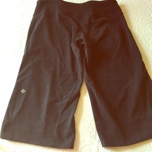 Lululemon black crops
