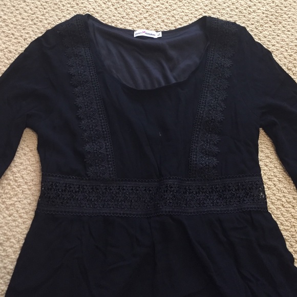 Super cute black dress. Size large - Picture 4 of 4