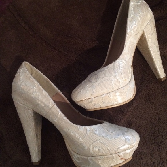 White/cream lace shoes