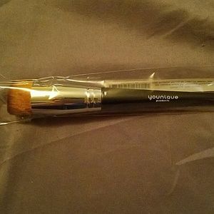 Younique 3 dot foundation brush