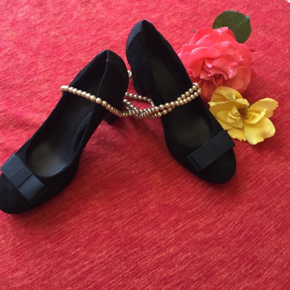 Banana Republic Classic black pumps with bows.SALE