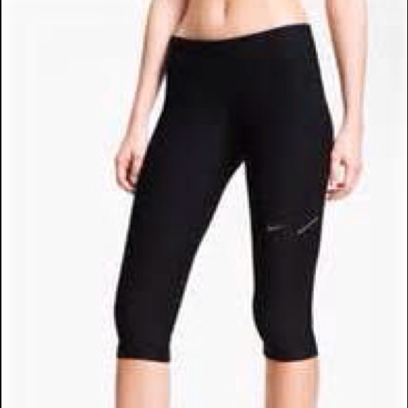 NWOT Nike Filament Capri