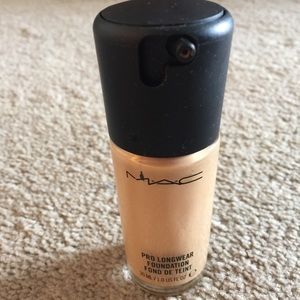 MAC Pro Long wear Foundation! NC25