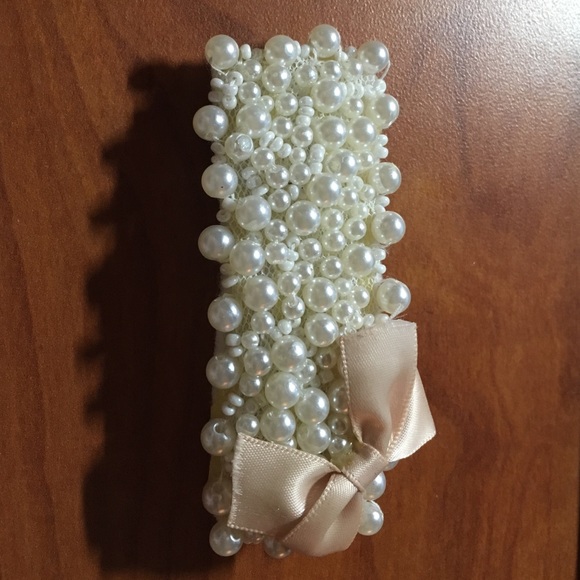 Vintage faux pearl bow clip