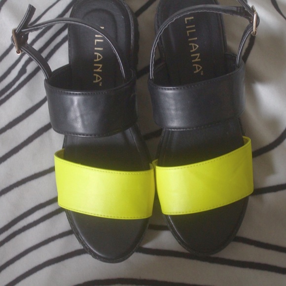 Iliana Simply Minimal two-tone sandals