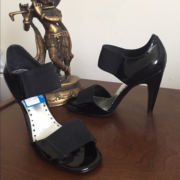 BCBG Shoes - BCBG size 6 black patent heels NWT