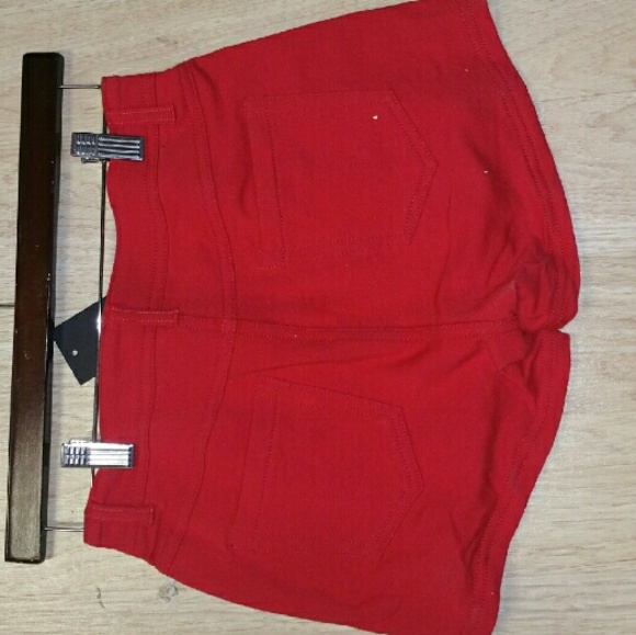 Red shorts - Picture 4 of 4