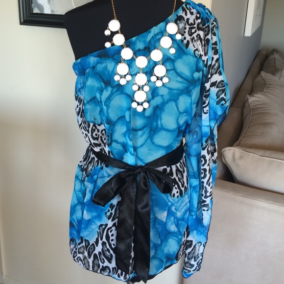 💥FLASH SALE 💥One Shoulder blouse with black sash