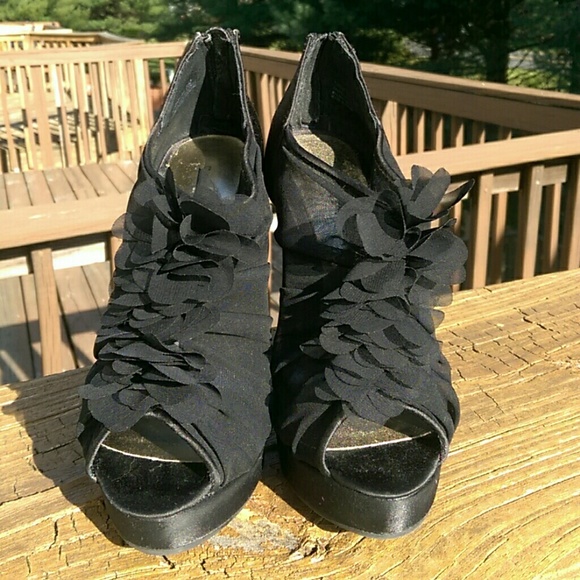 Black pumps