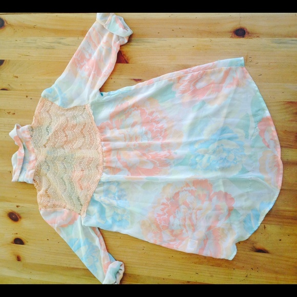 Size xs a pink, blue, green, peach button up shirt - Picture 2 of 3