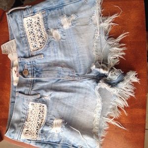 High waisted shorts w/ crochet on pockets