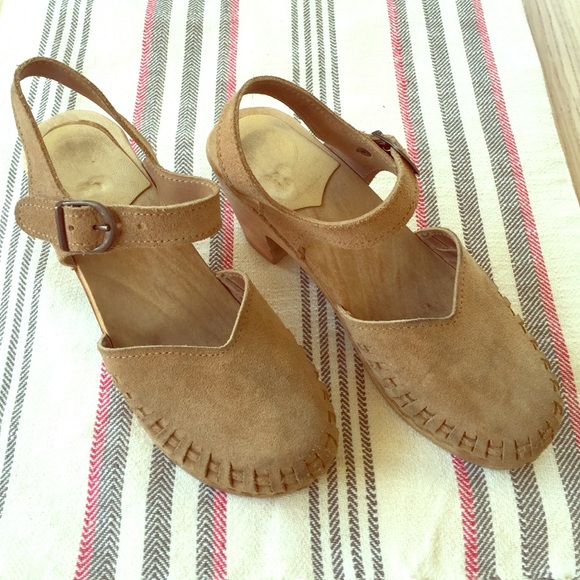 Suede leather clog