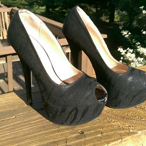 Black pumps