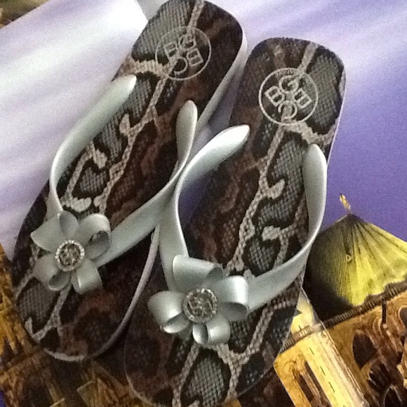 Cool BCBG flip flops