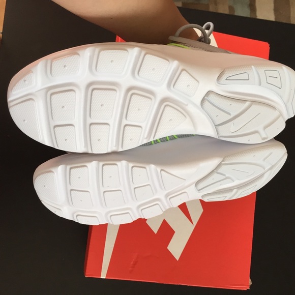 Nike authentic women's pure platinum size 8 new - Picture 3 of 4