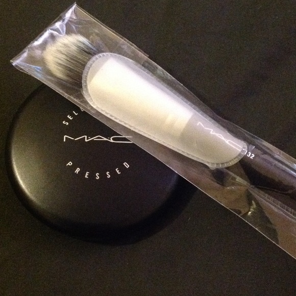 AUTHENTIC MAC , MAKE UP NC 25 BRAND NEW NEVER USED