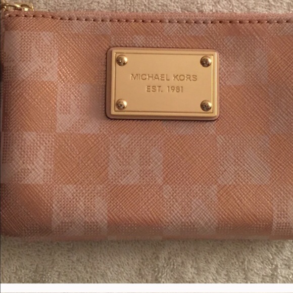 HOLDING FOR @LYNNBROOKS