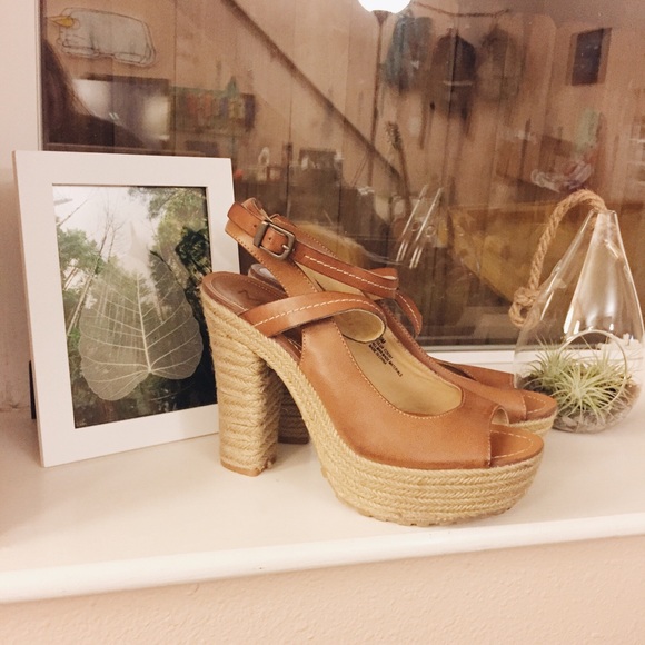 MIA Shoes - ⭐️MIA⭐️ tan platform sandals