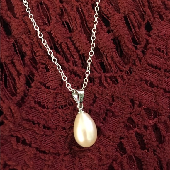Delicate pearl necklace