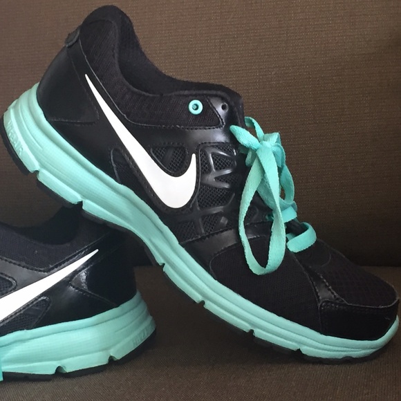 Woman's Nike "Relentless 2" (Woman's Size-8)