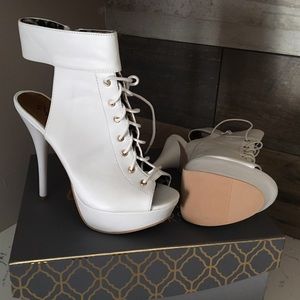 Qupid white shoes, new, size 7.