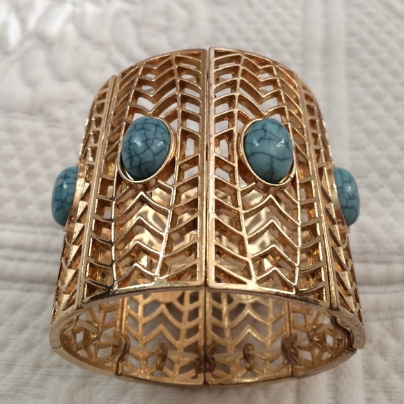 Hold and turquoise stone bracelet