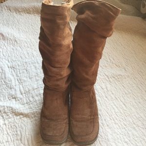 Light brown fur lined boots