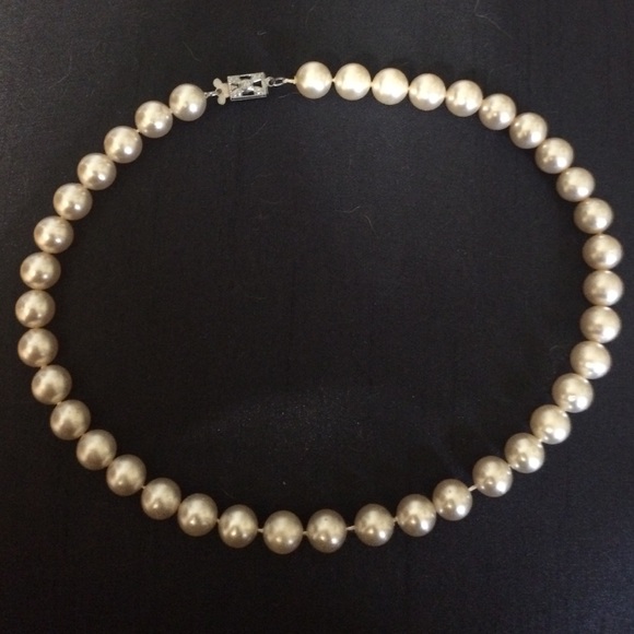 Vintage faux-pearl choker
