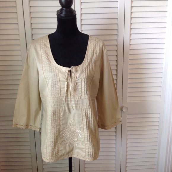 🌷Super Cute Blouse 🌷 intricate detail & lace 🌷