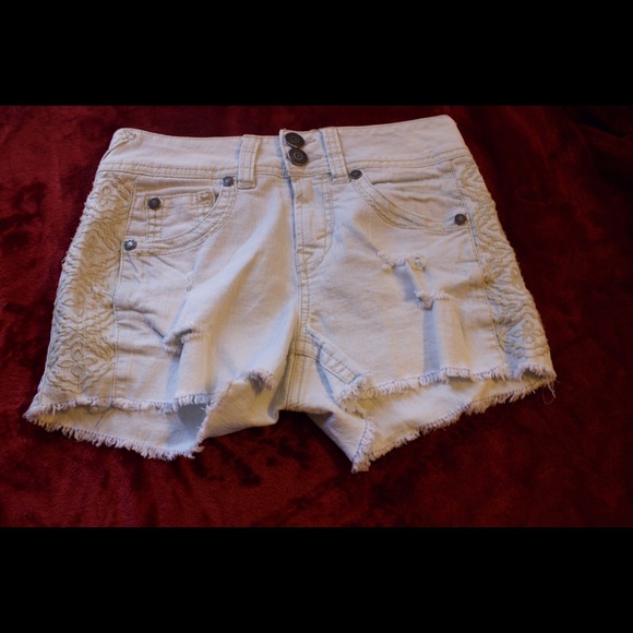 Light wash High waisted denim shorts.
