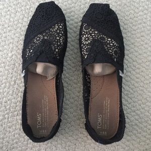 Foral pattern black toms