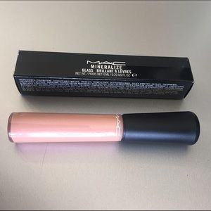 MAC Cosmetics Mineralize Glass in Lap Dog