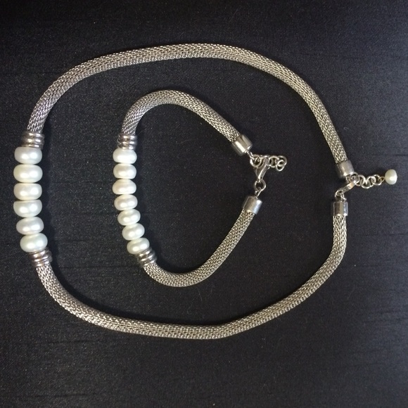 Faux pearl matching necklace and bracelet set. - Picture 1 of 4