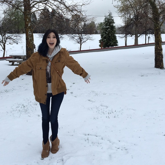 Meet your Posher, Amanda - Picture 2 of 4