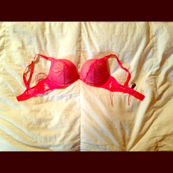 SOLD :) 34B Victoria's Secret bombshell bra - Picture 1 of 4