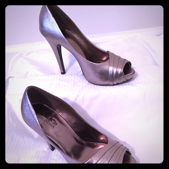 Coach & Four CF Dannah pumps!