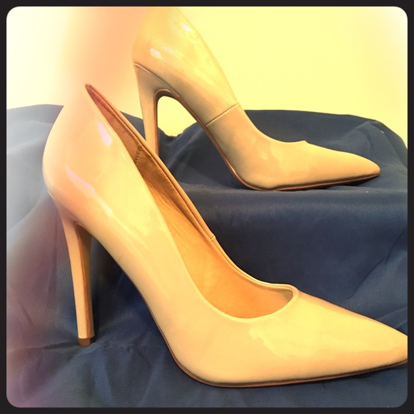 Nude pumps