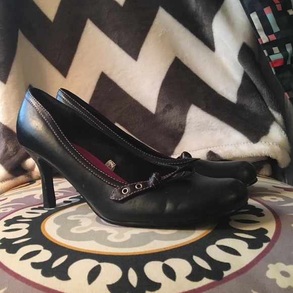 Black Xhilaration heals with pink accents (7 1/2)