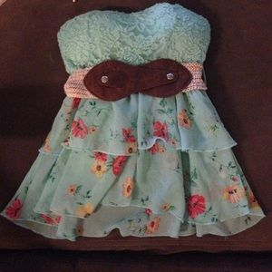 Strapless flowered flowy top