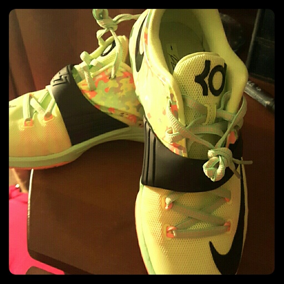 Easter Kevin Durants nike sneakers 5.5 boys