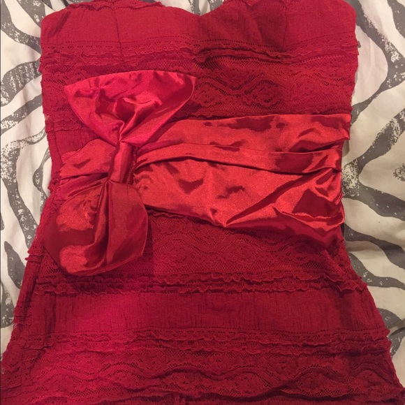 Cute strapless top with Bow-NWOT