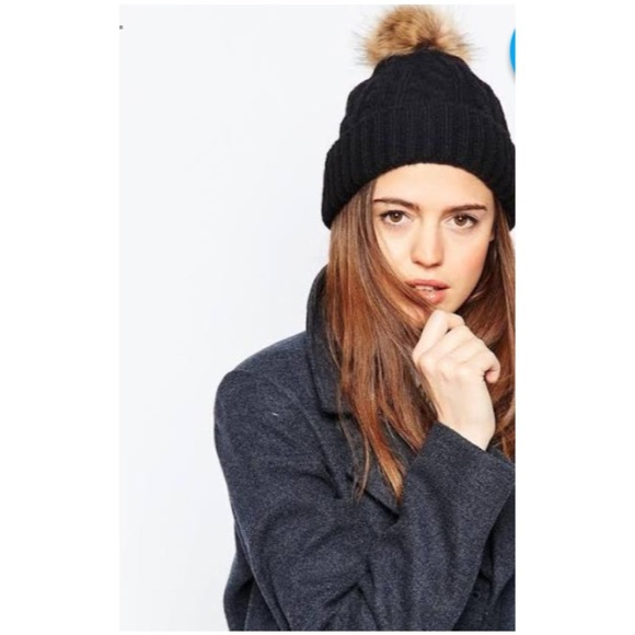 🎄NWOT Pom Pom Fur Beanie🎄