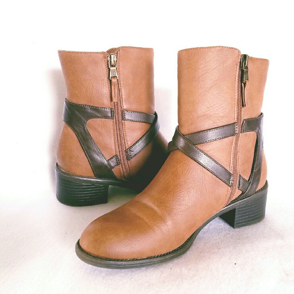 🚫SOLD🚫Brown cross buckle CHAPS booties