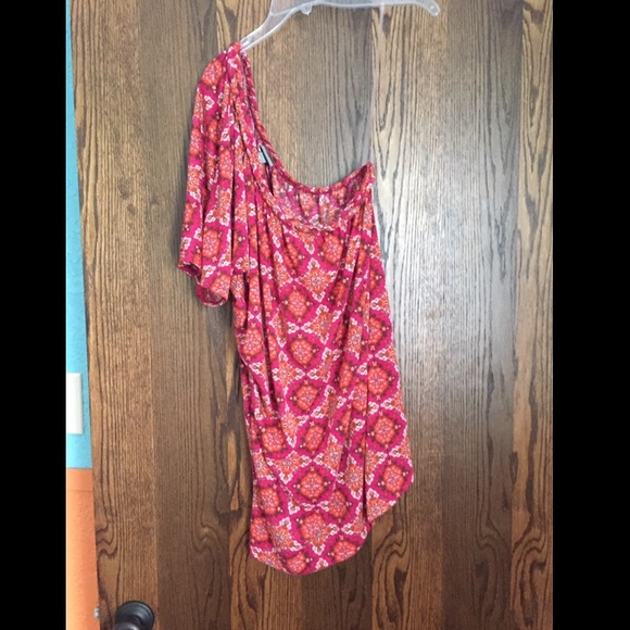 One shoulder shirt!
