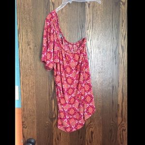 One shoulder shirt!