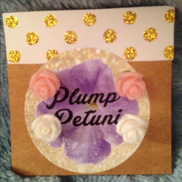 2 Pair (Pink & White) 8mm Resin Rose Stud Earrings - Picture 4 of 4