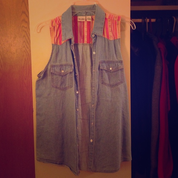 Adorable, light denim vest😍