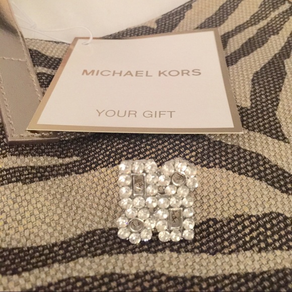 Silver Rhinestone Ring w/ a Silver Base - Picture 2 of 2