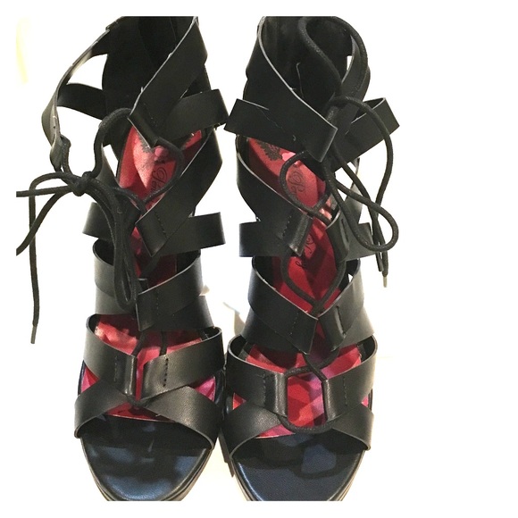 LIKE NEW Penny loves Kenny black leather pumps.