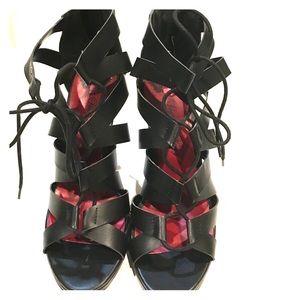 LIKE NEW Penny loves Kenny black leather pumps.